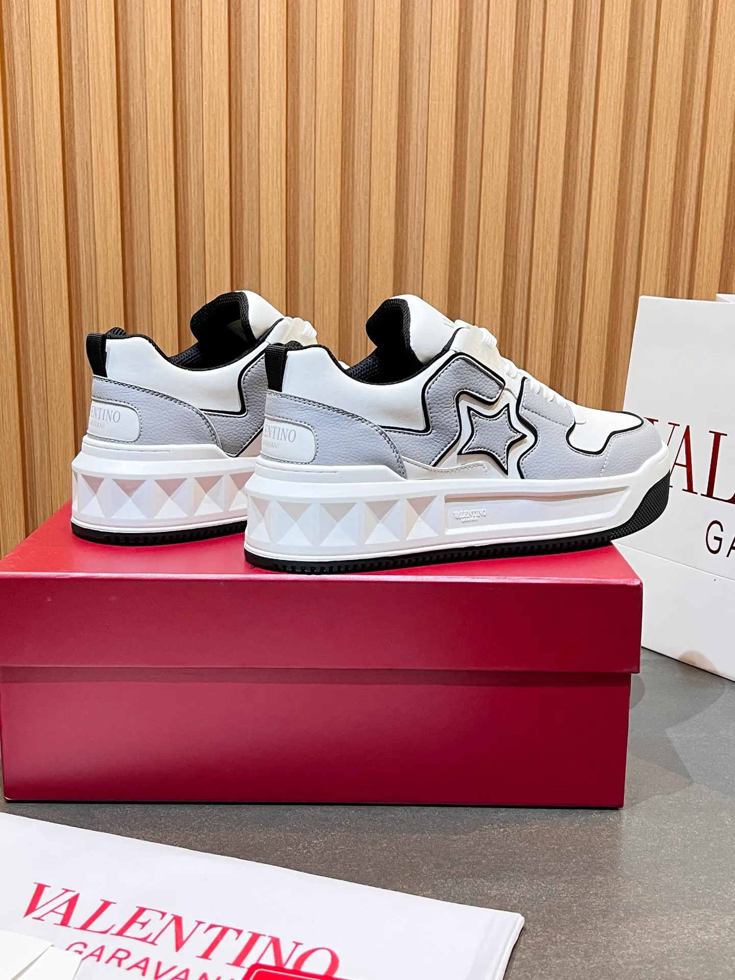 👟👟Ex-factory price 660👟👟 𝑽𝒂𝒍𝒆𝒏𝒕𝒊𝒏𝒐Valentino 𝑶𝒏𝒆𝑺𝒕𝒖𝒅 Couple casual sports shoes series Valentino 2024 new couple sports shoes are on sale. The original ZP was purchased and dismantled. Repeated pattern making and modification. I tried my best to restore it one to one! Top luxury masterpiece Signature five-pointed star design Soft and comfortable genuine leather with contrasting colors brings excellent and elegant texture and excellent on-foot comfort Top purchasing version upper: imported calfskin surface/original oil edge craftsmanship Outsole: original development 𝐓𝐏𝐔 two-color combination outsole Packaging: original configuration complete package Code number: 34-𝟒𝟓